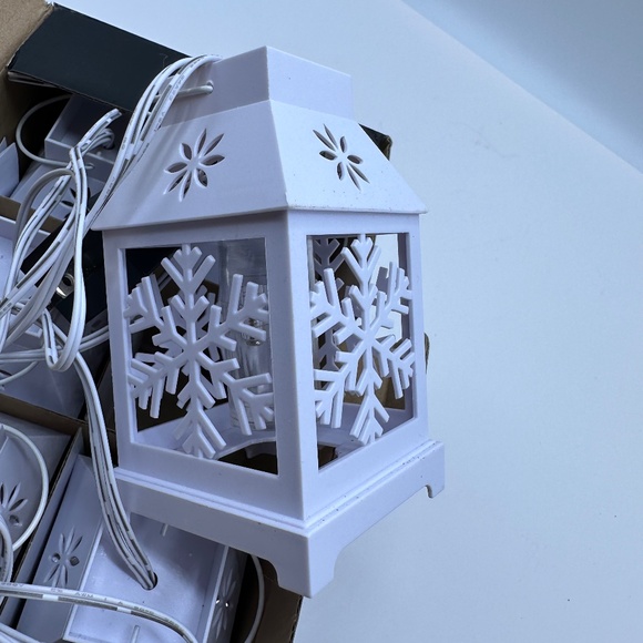 22.6 Ft Snowflake Projector Lights with 6Pcs LED Lantern Projection- Plug in Han - Picture 5 of 6